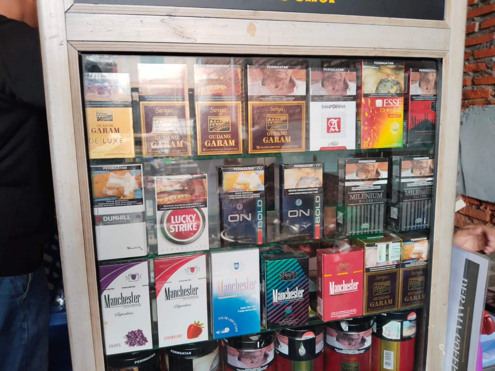 Paket rokok Manchester yang diduga merupakan salah satu rokok ilegal yang beredar luas di Langsa, Aceh Timur, dan Aceh Tamiang
