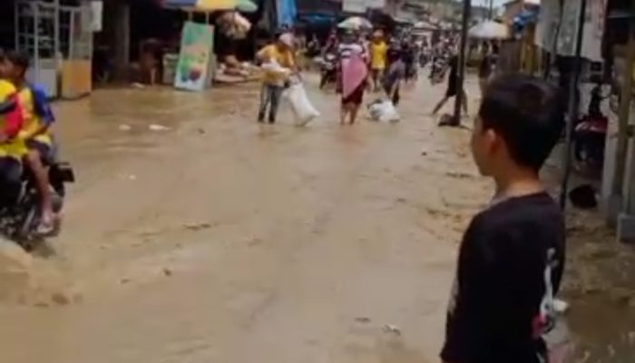 BREAKING NEWS: Air Kiriman dari Hulu Rendam Desa Pekan Seruway, Tanggul Sungai Pecah