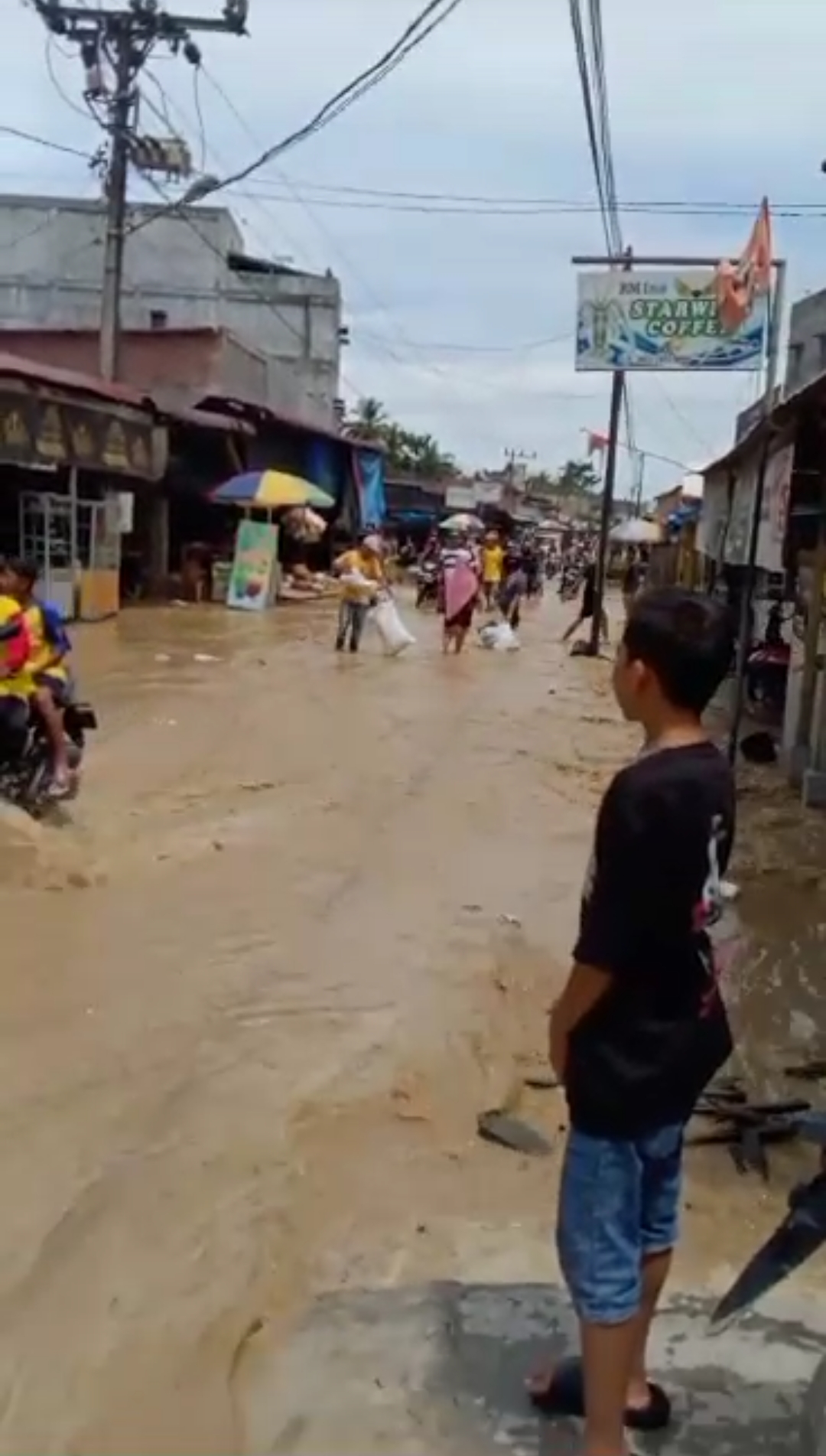 Banjir setinggi betis orang dewasa merendam rumah warga di Desa Pekan Seruway setelah tanggul sungai jebol, air kiriman dari hulu meluap akibat hujan deras