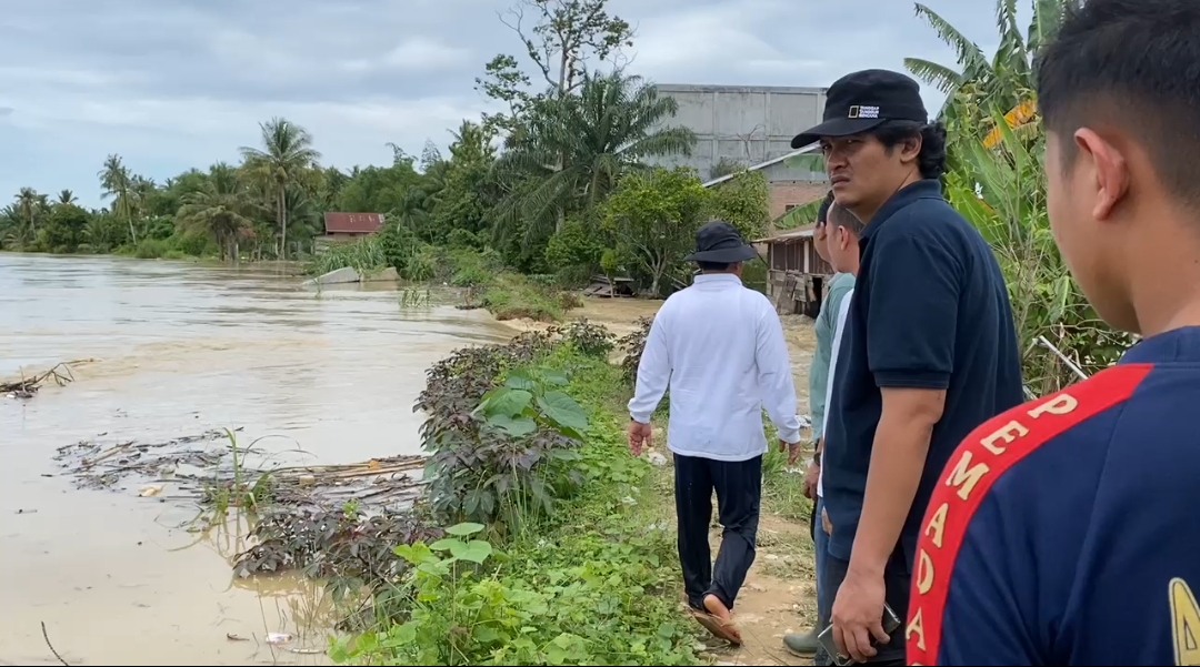 BPBD Aceh Tamiang menepis tuduhan lambat tanggap banjir, memberikan klarifikasi terkait isu perseteruan dengan Kepala Desa