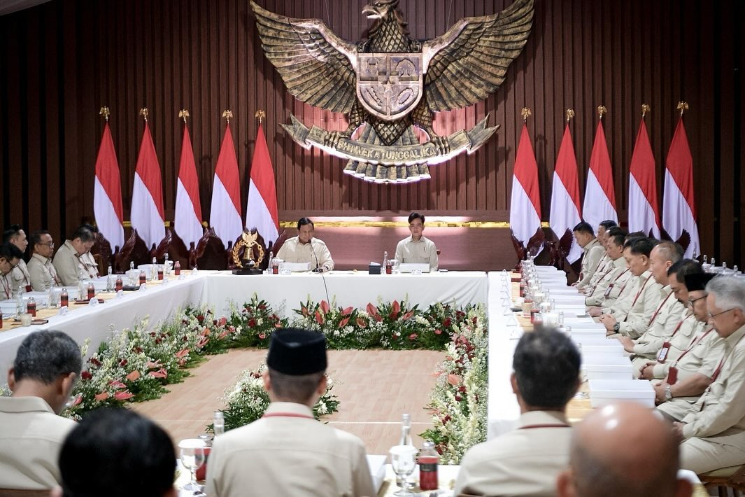 Para menteri Kabinet Merah Putih mengikuti retret di Akademi Militer Magelang dengan latihan baris-berbaris dan diskusi program strategis bersama Presiden Prabowo Subianto