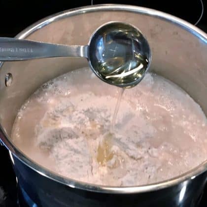 Foto rebusan daging dengan busa protein sarkoplastik yang muncul di permukaan