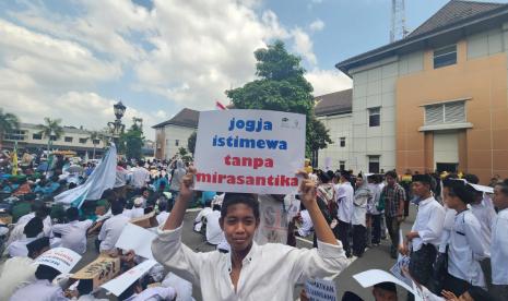 Seorang santri memegang poster bertuliskan "Jogja Istimewa Tanpa Mirasantika" dalam aksi protes ribuan santri di Yogyakarta menolak peredaran minuman keras