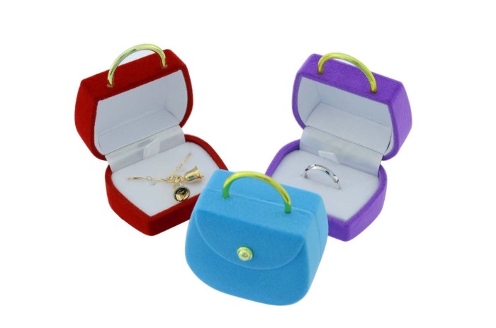 Kotak cincin lamaran