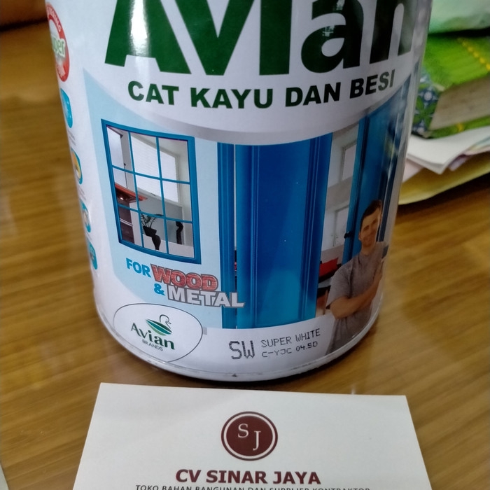 Cat kayu warna coklat plitur