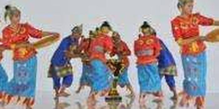 Toraja tarian tari gellu indah memperlihatkan penari perasaan cakapcakap gelu