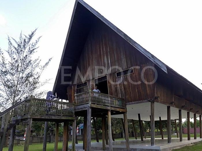 Gambar rumah adat dayak