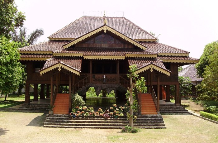 Rumah adat lampung nuwo sesat