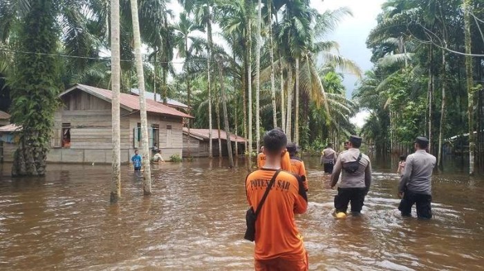 Aceh banjir tamiang residents regency fled widespread floods bpba dok mengungsi meluas warga flood inundated districts extended overflow