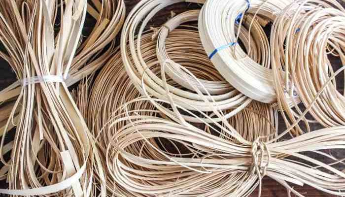 Bahan yang dapat digunakan dengan teknik anyam adalah beragam