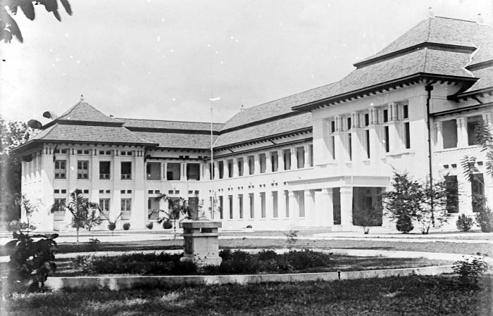 Rumah sakit pendidikan pertama di indonesia