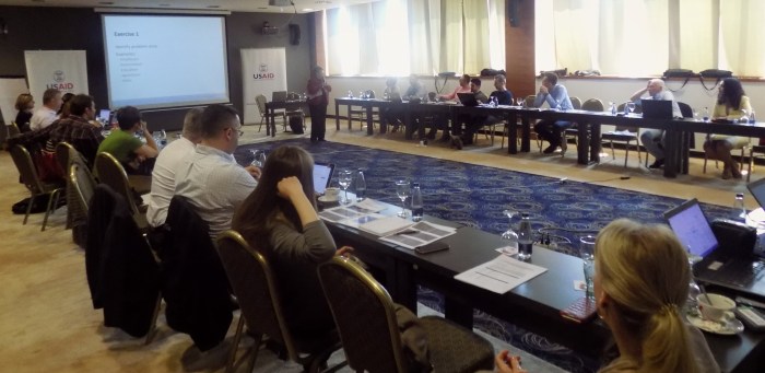 Evaluasi kebijakan adalah