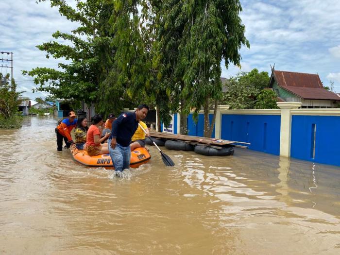 Floods worsens flood flooding reuters floodwaters suburb submerged abandoned partially windsor