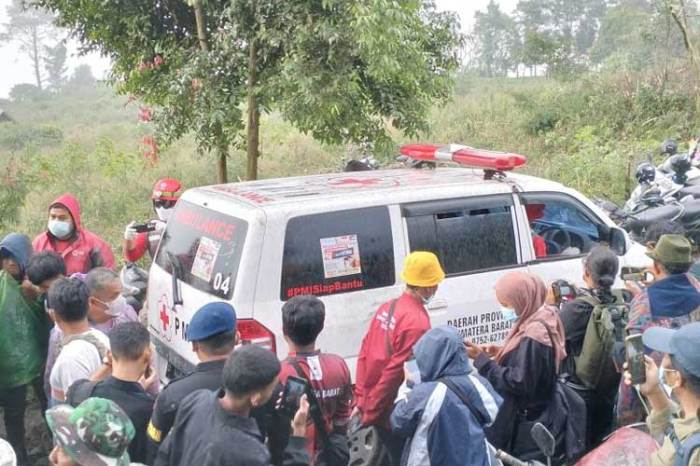 Viral, Video Pendaki Nekat Naik Gunung Marapi yang Berstatus