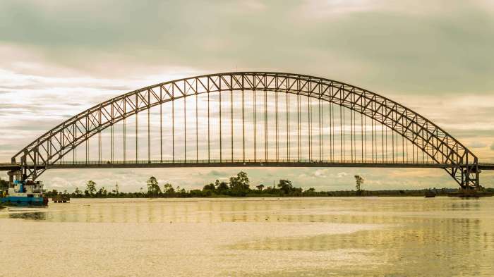 Pemilihan sungai mahakam sebagai pusat kerajaan kutai didasarkan pada