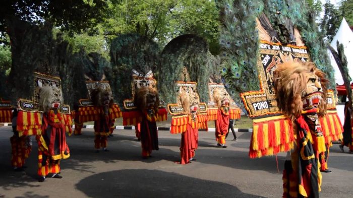Dances originated minangkabau piring sumatra