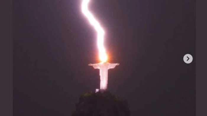 Terbakarnya patung yesus di amerika