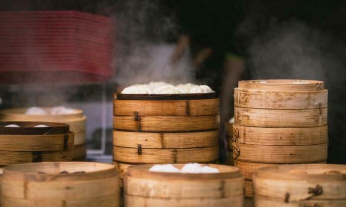 Memasak bahan makanan dengan uap air mendidih merupakan teknik