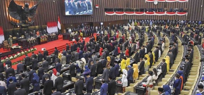 Tuliskan tiga peran indonesia dalam bidang politik di asean