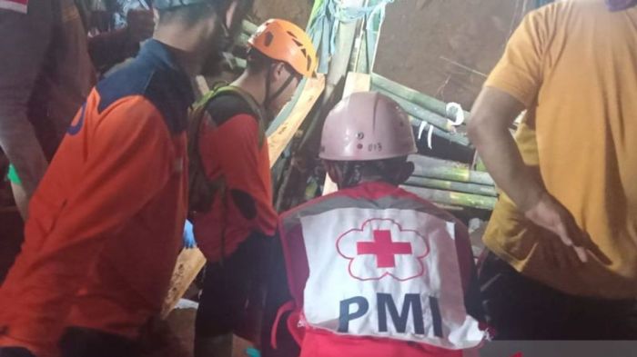 Upaya penanggulangan dampak ledakan Mojokerto oleh tim SAR