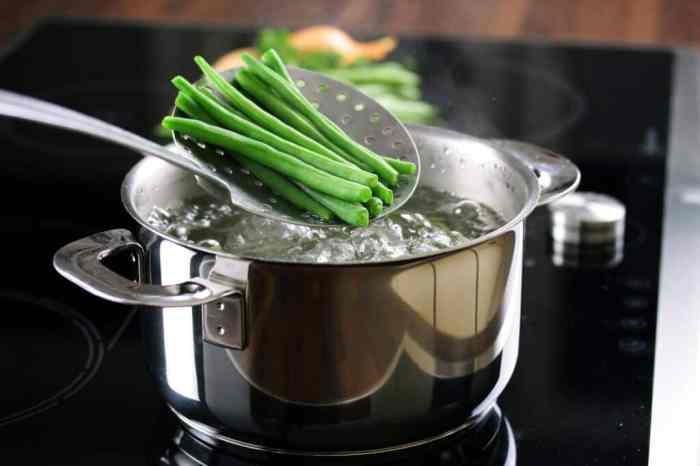 Memasak bahan makanan dengan uap air mendidih merupakan teknik