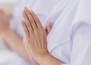 Arti Mimpi Dikasih Baju Sama Perempuan