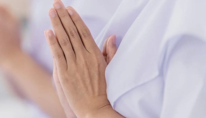 Arti Mimpi Dikasih Baju Sama Perempuan