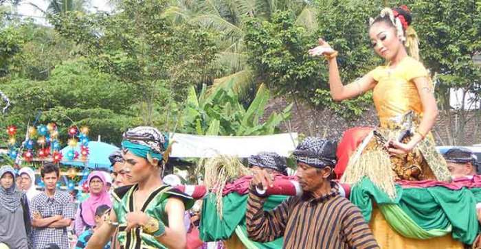 Yogyakarta tradisi masyarakat syawal budaya warga grebeg alun ribuan seni berebut gunungan memadati ied mengikuti keraton salat dilanjutkan nusantara grebek