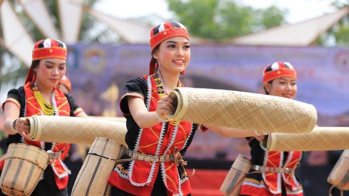 Mandau dayak suku kalimantan timur pusaka asli benda unik pajangan bukan luar fakta kaya tentang biasa bukti mistis mendunia senjata