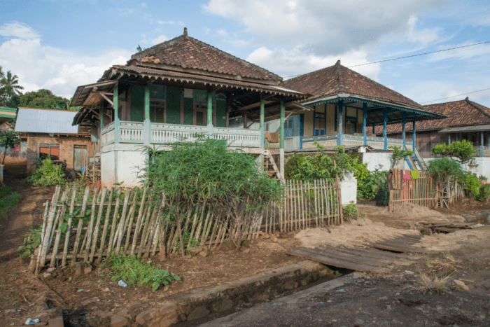 Rumah adat lampung nuwo sesat