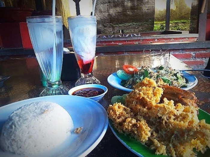 Ayam goreng bu hartin resto & music