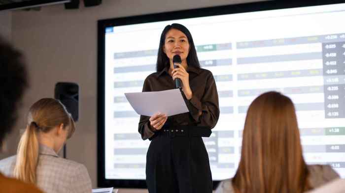 Contoh moderator presentasi