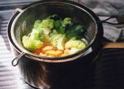 Memasak bahan makanan dengan uap air mendidih merupakan teknik yang efisien