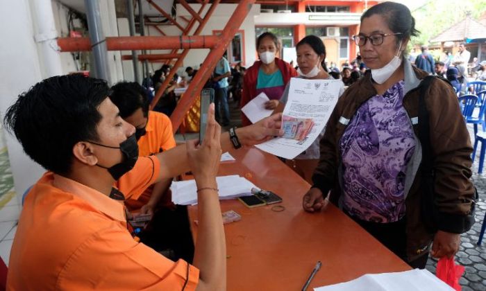 Proses pengecekan penerima BLT BBM di cekbansos Kemensos untuk bulan September