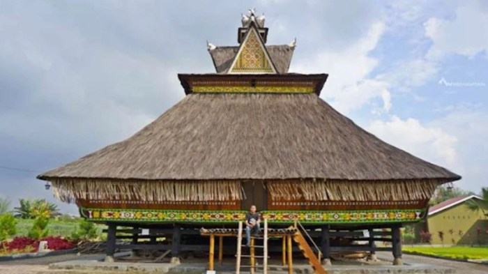 Perbandingan arsitektur rumah adat Aceh dan rumah adat Sumatera Utara