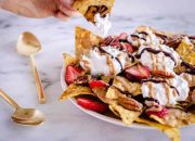 Dimana beli Strawberry Nachos Crew FC selain stadion?
