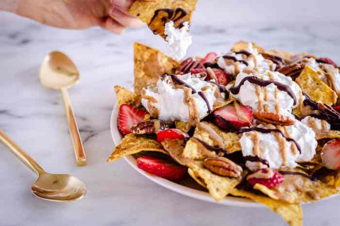 Dimana bisa beli strawberry nachos Crew FC selain di stadion?