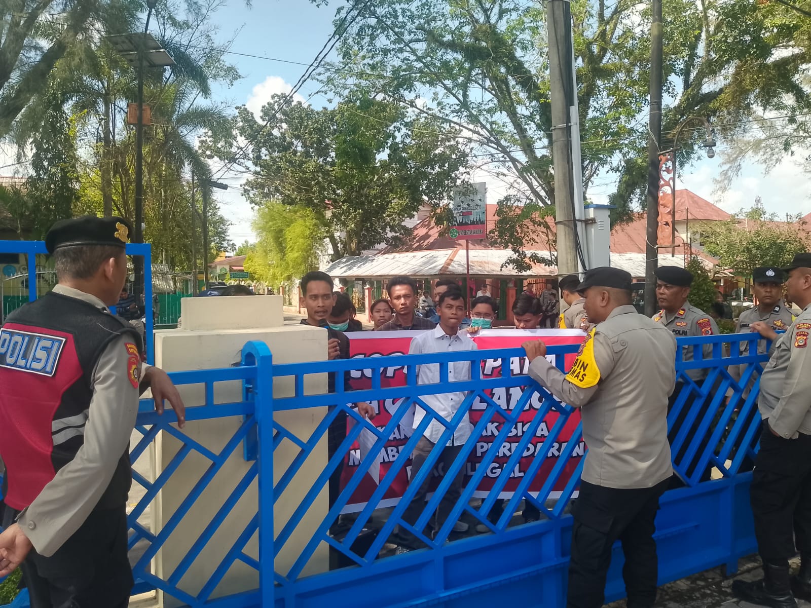 Puluhan masyarakat bersama LSM PANDORA melakukan aksi demonstrasi di depan Kantor Bea Cukai Langsa, menuntut pencopotan Kepala Kantor dan pengungkapan aktor intelektual di balik kasus barang ilegal