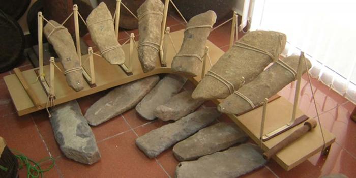 Pada zaman prasejarah yang menjadi instrumen musik pertama masyarakat adalah