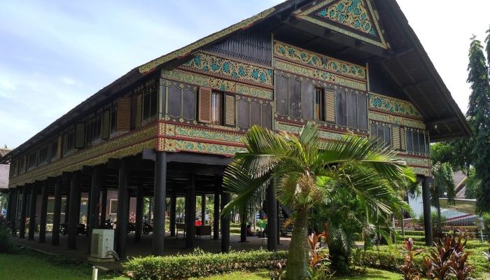 Perbandingan Arsitektur Rumah Adat Aceh dan Sumatera Utara