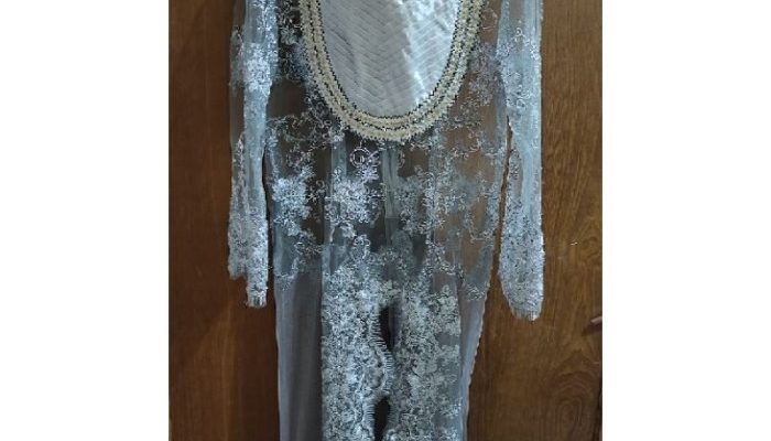 Kebaya Brokat Panjang Tren, Bahan, dan Perawatan