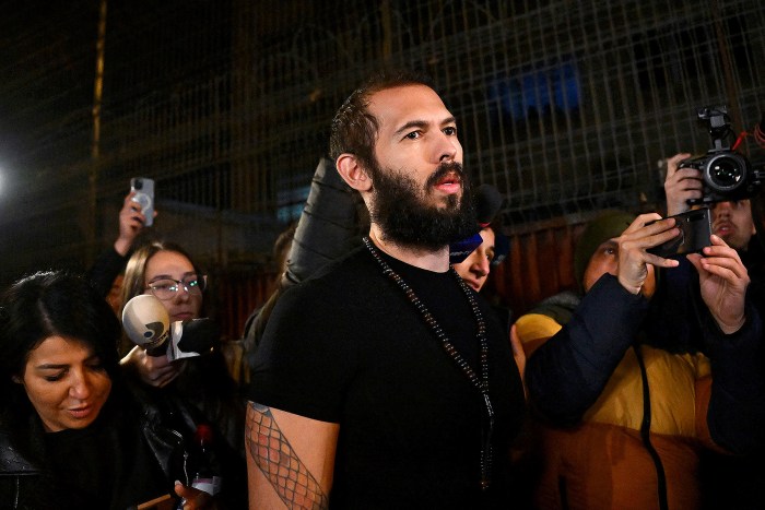 Dampak komentar Andrew Tate terhadap citra tubuh perempuan dan Ariana Grande