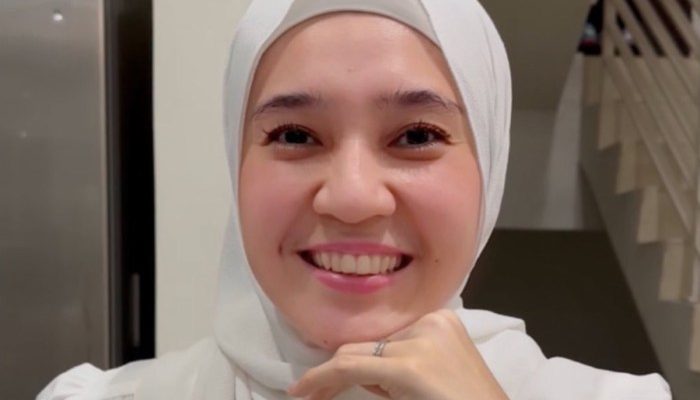 Reaksi Netizen atas Kehamilan Dhini Aminarti Setelah 16 Tahun Menanti