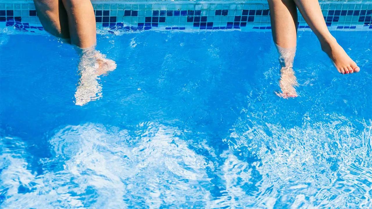 Tumpuan kaki pada dinding kolam saat hendak meluncur bertujuan