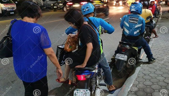 Penutupan jalan di sekitar Kemnaker akibat demo ojol hari ini