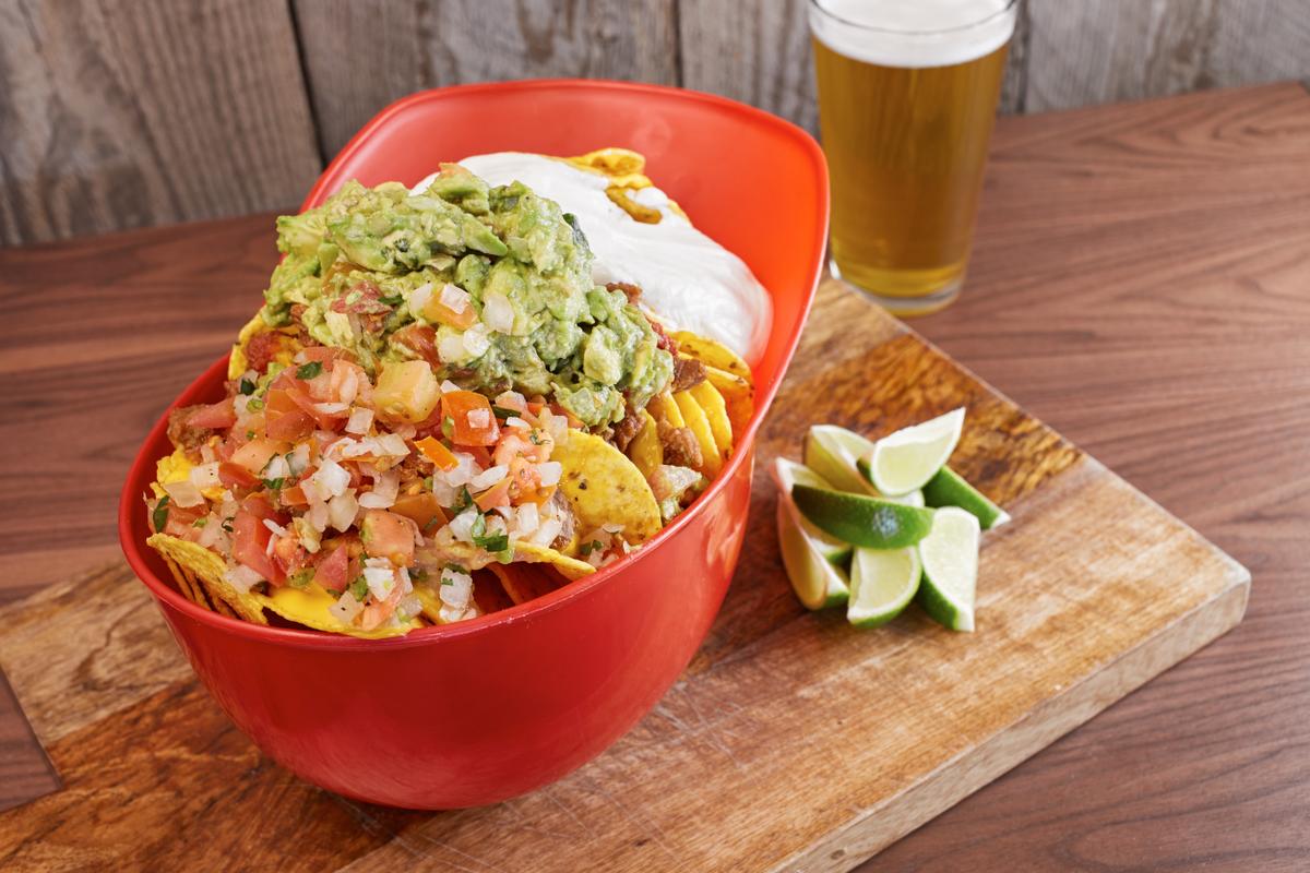 Dimana bisa beli strawberry nachos Crew FC selain di stadion?