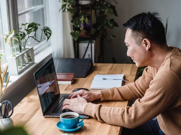 Arsiparis ahli pertama