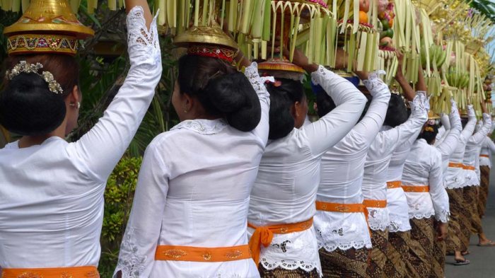 Bali traditional balinese clothing etiquette source sarong temple