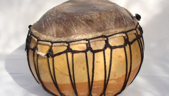 Pada zaman prasejarah yang menjadi instrumen musik pertama masyarakat adalah alat tiup sederhana.