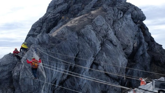 Puncak jaya experience climb route